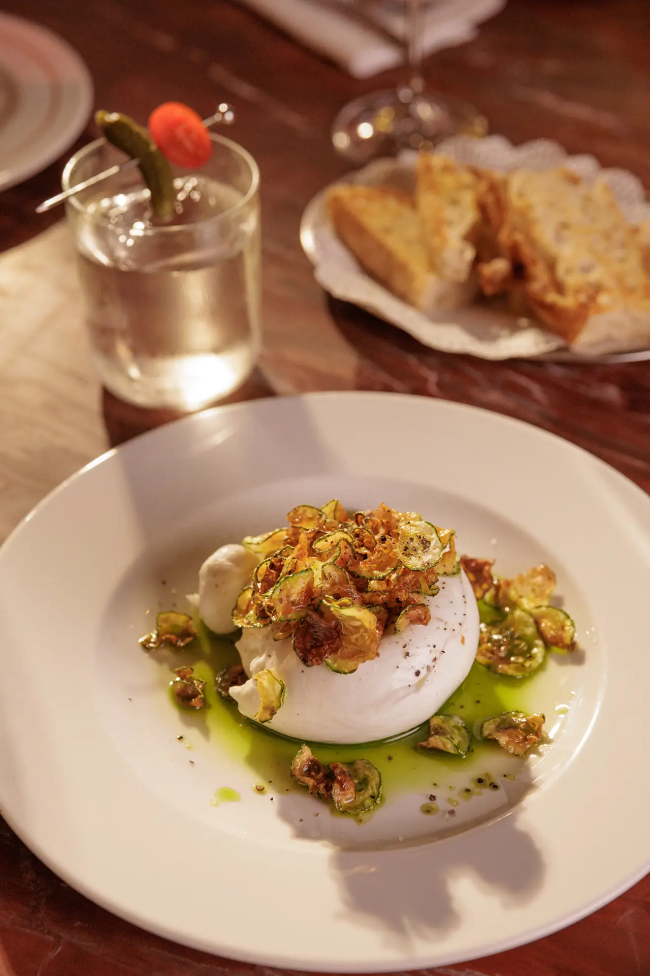 Burrata com farofa crocante e azeite de ervas