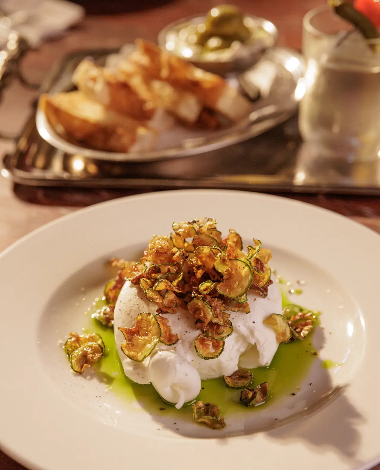 Burrata aberta com azeite de ervas vista de perto