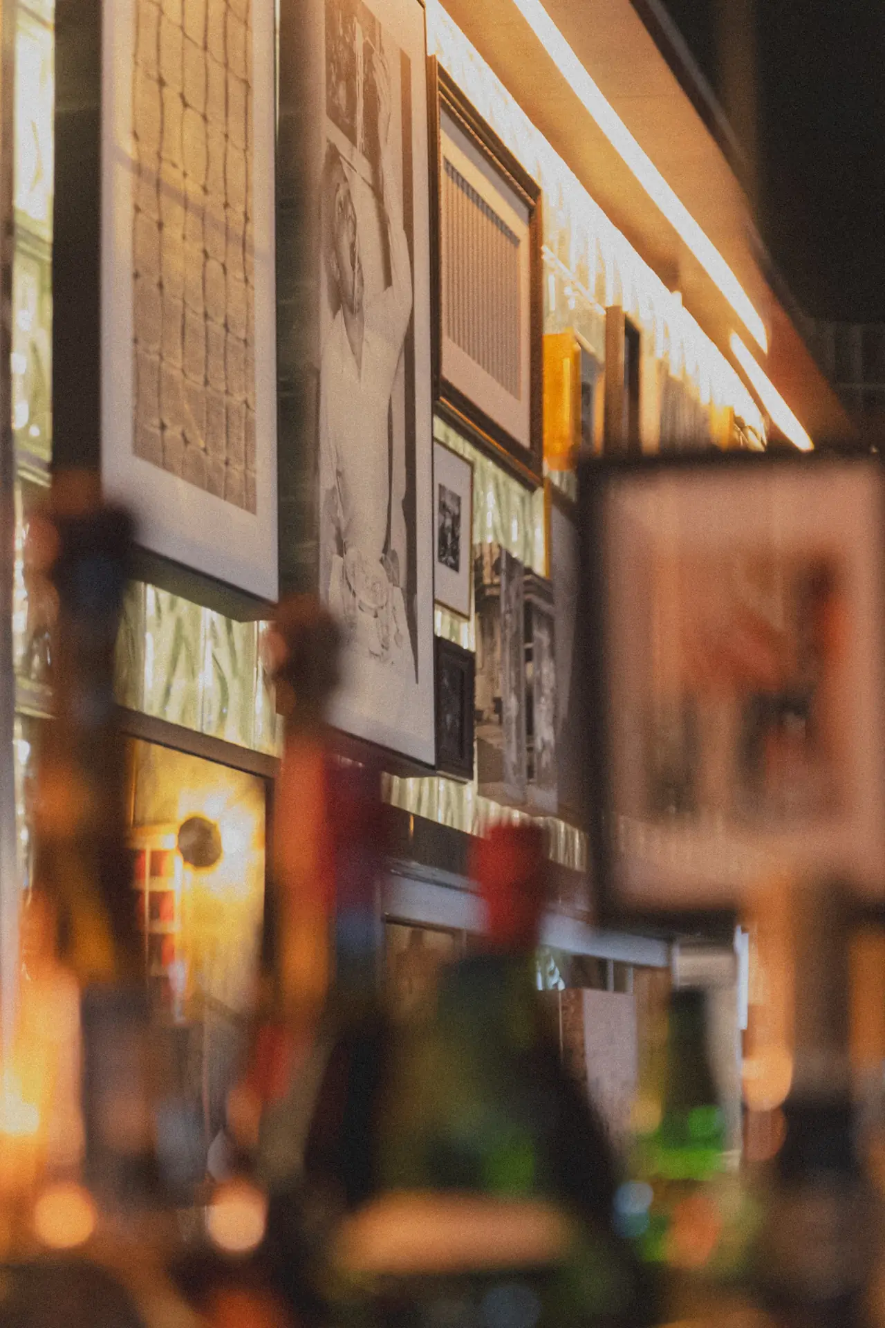 Garrafas de uísque e destilados iluminadas no bar