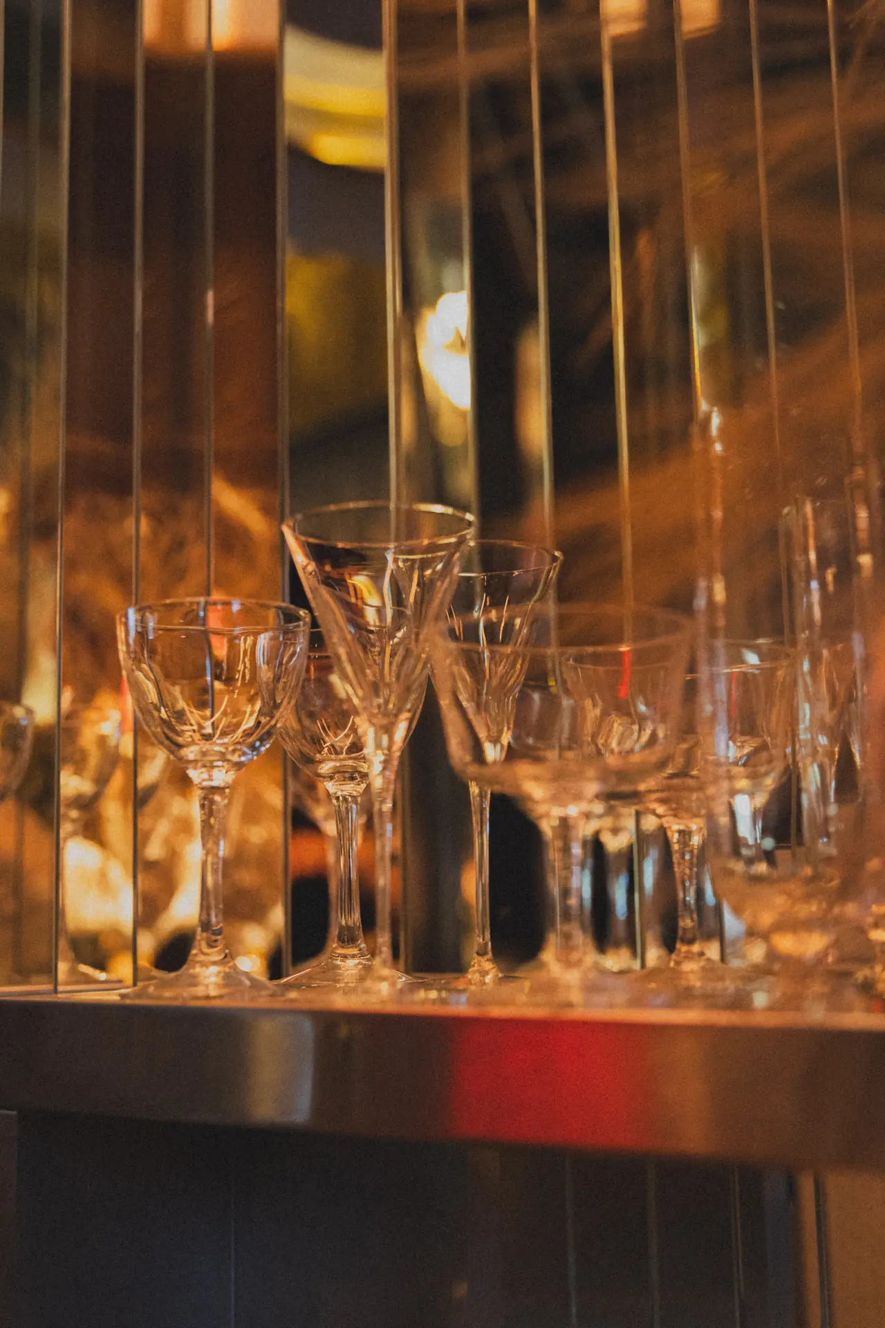 Taças de cristal enfileiradas no bar