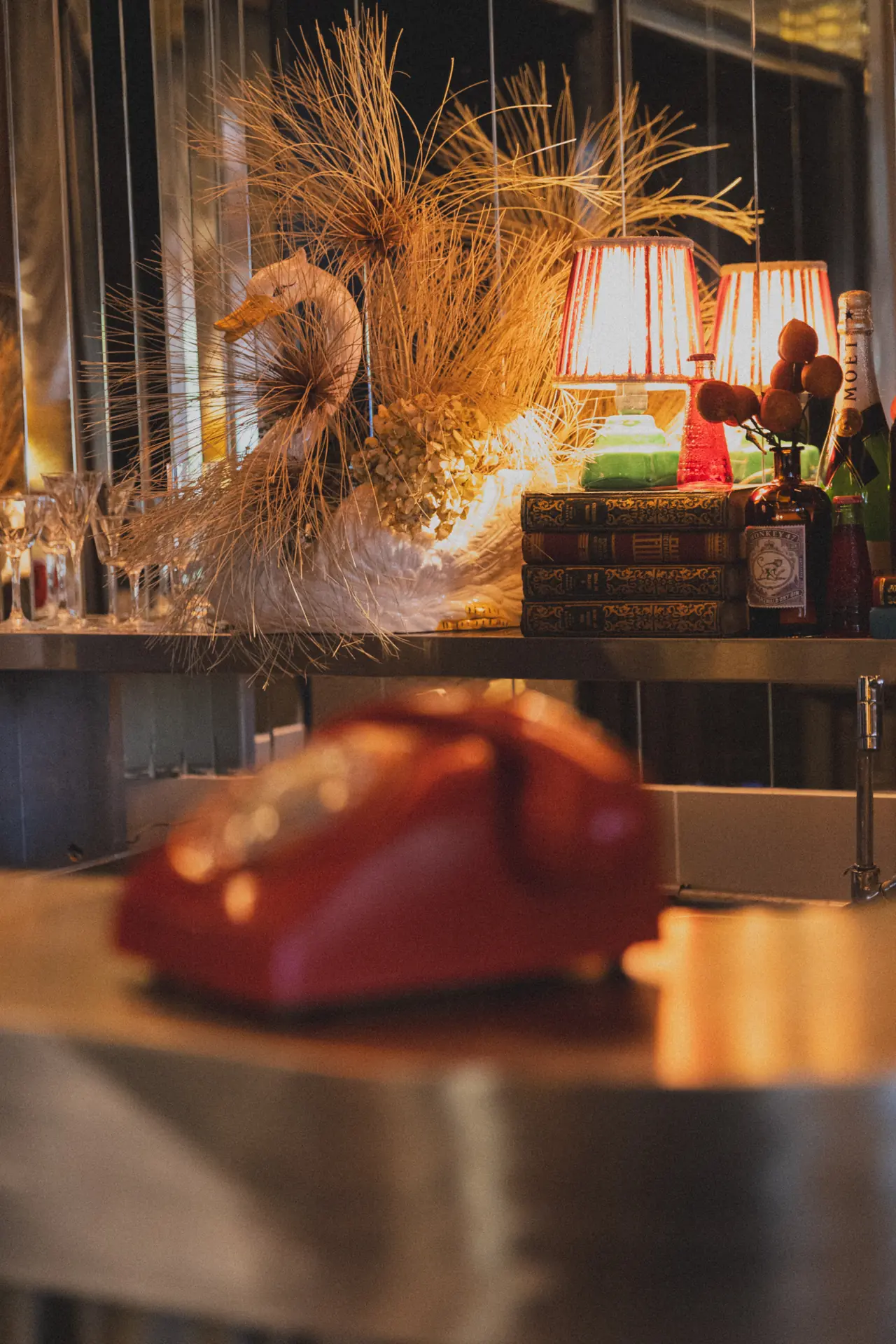 Telefone vermelho antigo sobre o balcão do Bartô Secreto